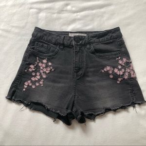 Black denim shorts with embroidered flowers